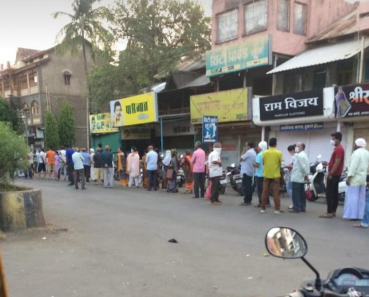 शिवप्रहार न्यूज -नगराध्यक्षांच्या ड्रायव्हरने यादीत नाव नसतांना कोरोना लसीकरण रांगेत एका समर्थक ला घुसवले;353 प्रमाणे गुन्हा दाखल करण्याची मागणी.