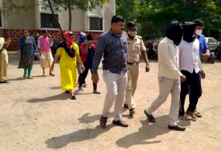 शिवप्रहार न्यूज- नगर शहरात एकाच वेळी दोन ठिकाणी हाय प्रोफाईल वेश्या व्यवसायावर छापा;नगर शहराचा चार्ज घेताच DySP संदीप मिटके यांच्या पथकाची धडाकेबाज कारवाई;तीन पीडित परप्रांतीय (बंगाली )महिलांची सुटका तीन आरोपी अटक