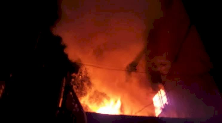 शिवप्रहार न्यूज-भोकरमध्ये मध्यरात्री अचानक लागलेल्या आगीमुळे गरीब कुटुंबाचे घर जळून खाक…