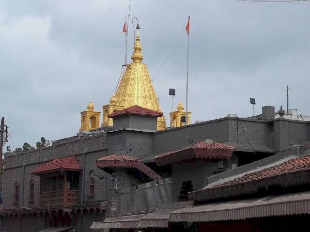 शिवप्रहार न्यूज- शिर्डी शहरात व साईमंदीर परिसरात गर्दी नियंत्रणासाठी चोख बंदोबस्त….