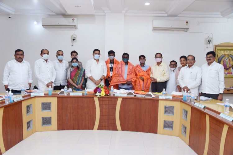 शिवप्रहार न्यूज- भक्तनिवास मध्ये सापडलेले हजारो रुपये परत करणार्या प्रामाणिक कर्मचारींचा शिर्डी संस्थानने केला सत्कार…