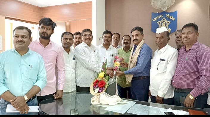 शिवप्रहार न्युज - SP साहेबांच्या मार्गदर्शनाखाली तात्काळ तपास लावल्याबद्दल LCB,नगर PI श्री.कटकेंचा ग्रामस्थांकडून सत्कार…