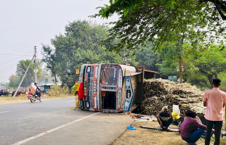 शिवप्रहार न्युज - श्रीरामपुरात आज पुन्हा उसाचा ट्रक पलटी…