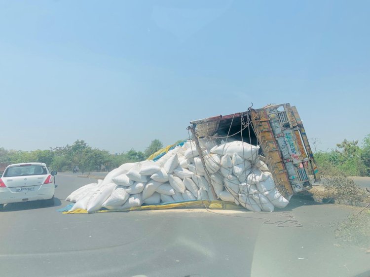शिवप्रहार न्युज - मध्यप्रदेश पासिंगचा धान्याचा ट्रक पलटी...