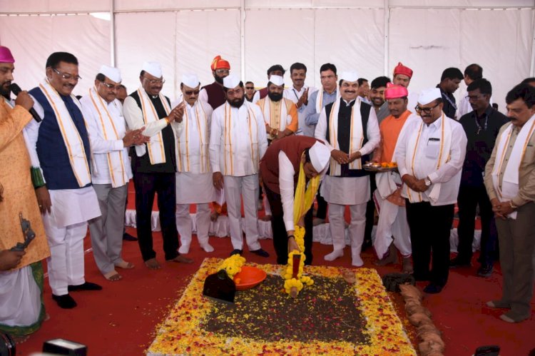 शिवप्रहार न्युज - ग्रामीण भागातील पहिली मंत्रिमंडळ बैठक;चौंडी-निमगाव डाकू रस्त्याचे मुख्यमंत्र्यांच्या हस्ते भूमिपूजन...