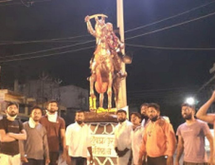 शिवप्रहार न्यूज- श्री छत्रपती शिवाजी चौकात का बसवला शिवप्रहार प्रतिष्ठान ने पुतळा.....