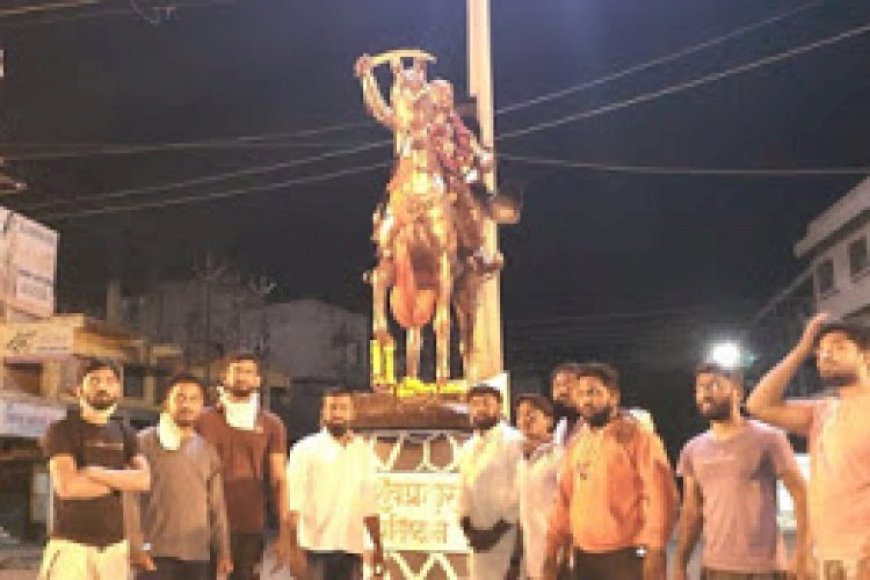शिवप्रहार न्यूज- श्री छत्रपती शिवाजी चौकात का बसवला शिवप्रहार प्रतिष्ठान ने पुतळा.....